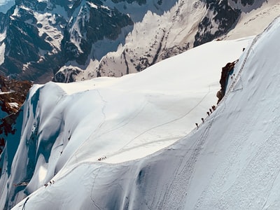 人们在雪山上跋涉